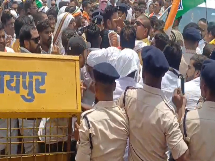 बैरिकेड के पास कार्यकर्ताओं और पुलिस के बीच भी धक्का-मुक्की की स्थिति बनी।