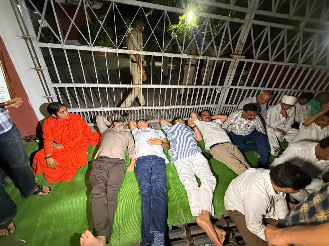 भोपाल में कांग्रेस नेता चुनाव आयोग के दफ्तर के सामने ही सड़क पर लेट गए।