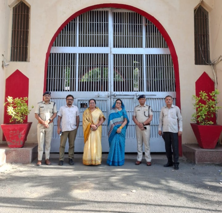 मध्य प्रदेश महिला आयोग की एक टीम ने बुधवार को भोपाल सेंट्रल जेल में बंद सेवानिवृत्त जिला न्यायाधीश गिरिबाला सिंह से मुलाकात की।