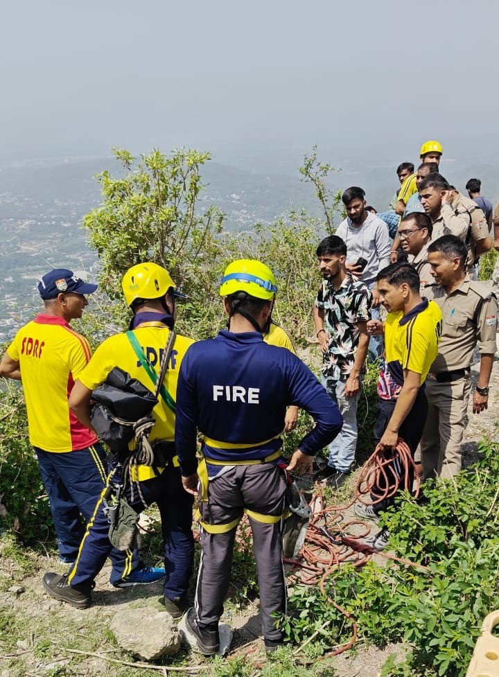 खाई से लोगों को रेस्क्यू करते हुए SDRF, पुलिस और फायर ब्रिगेड की टीम।