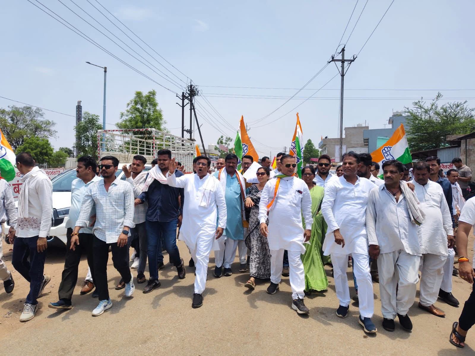 कांग्रेसियों ने किया प्रदर्शन।