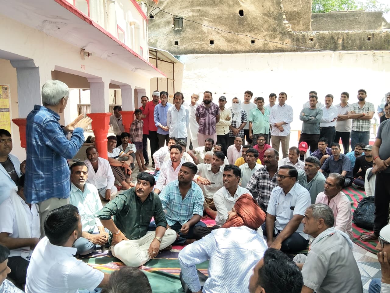 बैठक में दोषियों पर कड़ी कार्रवाई की मांग की गई।
