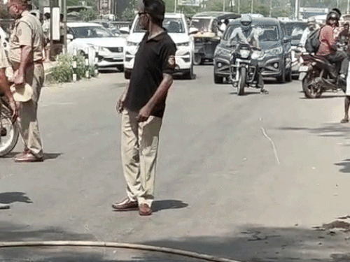 आग लगने के चलते वापस मुड़ते दोपहिया वाले।