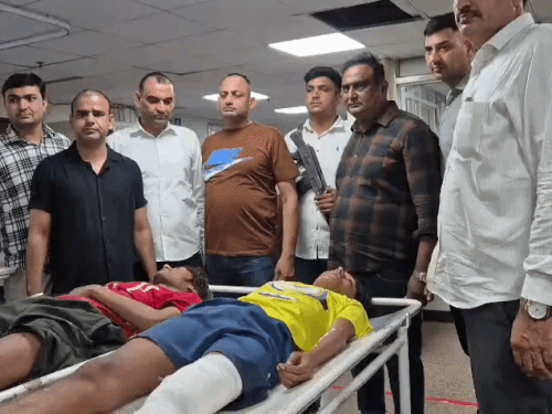 एनकाउंटर में पकड़े गए दोनों बदमाशों के साथ पुलिस टीम।