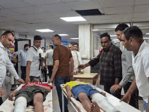 दोनों बदमाशों को वार्ड में भर्ती करने ले जाती पुलिस टीम।
