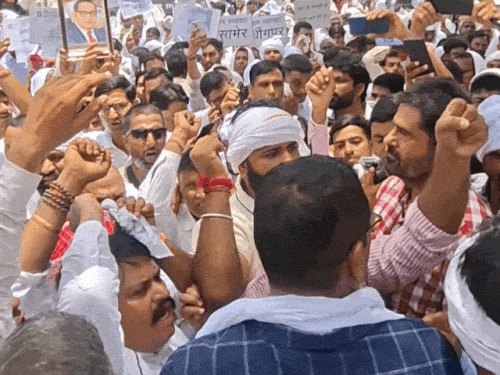 एसएचओ को सस्पेंड करने की मांग को लेकर कलेक्ट्रेट पर भारी संख्या में पहुंची भीड़।