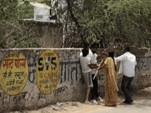 सीकर में स्मार्ट मीटर चेंज करने गए बिजली विभाग के टेक्निकल असिस्टेंट समेत कर्मचारियों के साथ मारपीट की गई।