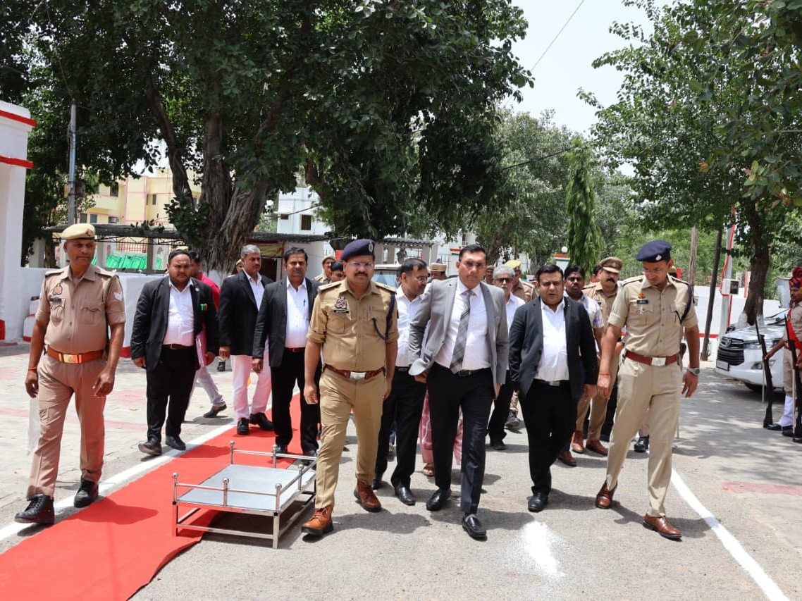 कारागार की महिला बैरक में भगवान श्रीकृष्ण की माला निर्माण कार्य का शुभारंभ जिला जज विकास कुमार, जिलाधिकारी चंद्र प्रकाश सिंह और वरिष्ठ पुलिस अधीक्षक श्लोक कुमार ने फीता काटकर किया।