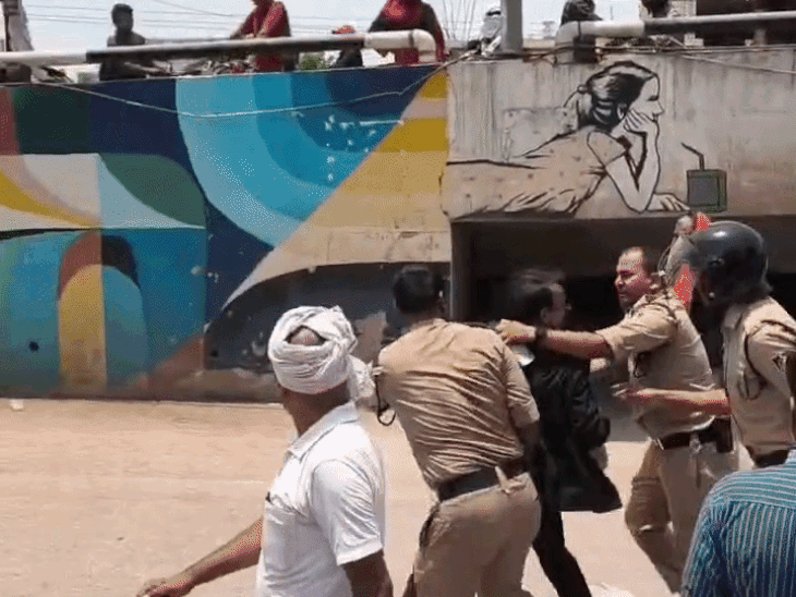 पुलिस कर्मियों ने वकील के कपड़े फाड़ दिए। वे उसका कॉलर पकड़कर घसीटते हुए थाने ले गए।