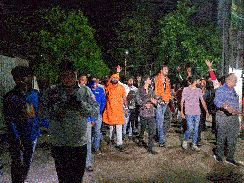 विरोध में बजरंग दल के कार्यकर्ता सुअर लेकर बस्ती पहुंच गए।