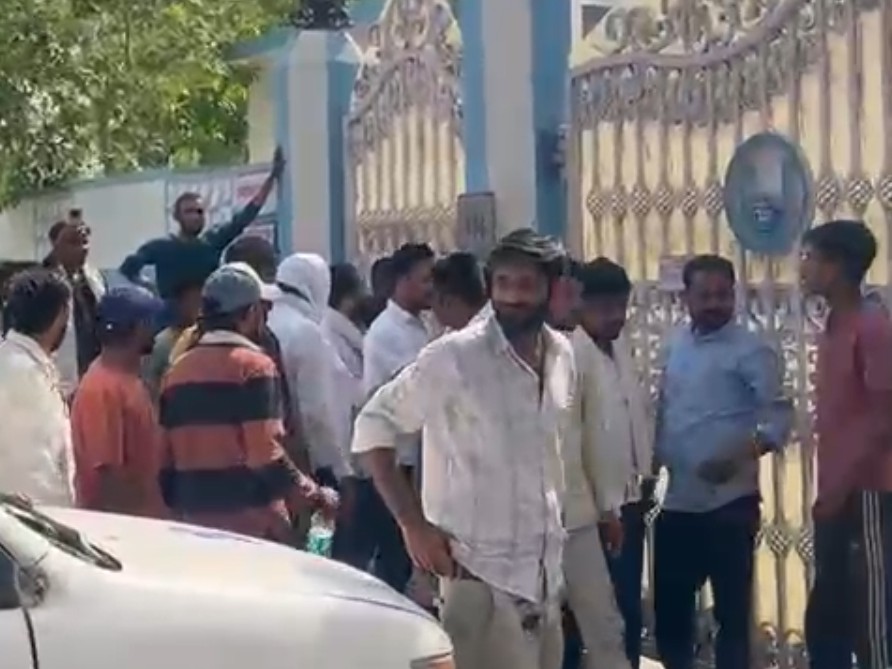 स्थिति को देखते हुए मौके पर सीएसपी देवेंद्र प्रताप सिंह, कोलगवां थाना प्रभारी सुदीप सोनी सहित भारी पुलिस बल तैनात किया गया है।