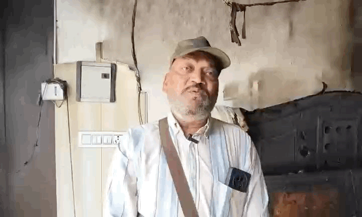 जानकारी देते हुए पीड़ित पूर्व फौजी बुध राम।