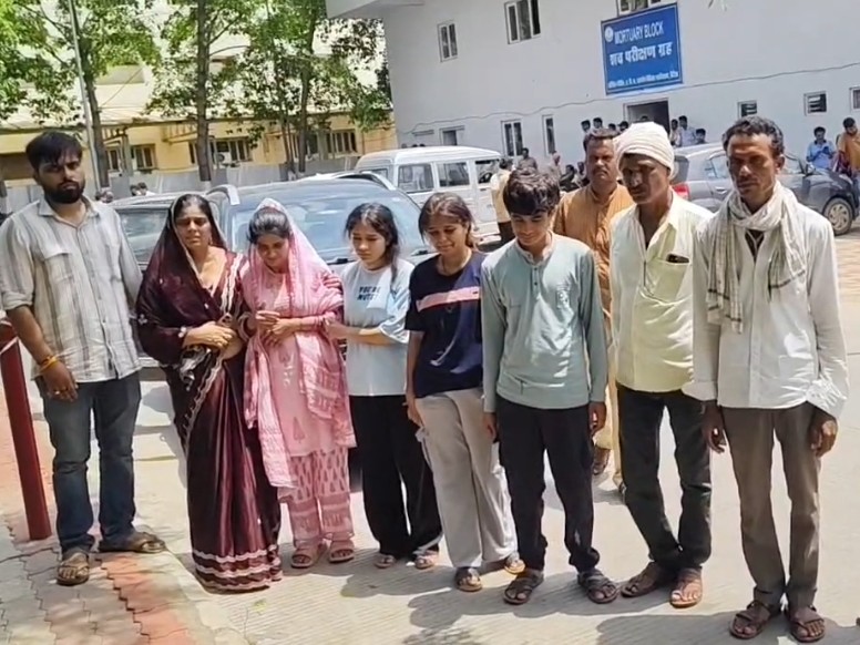 मुन्नी बाई की मौत की खबर मिलते ही परिजन अस्पताल में जमा हो गये.