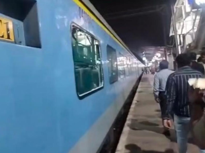 Firozabad Shatabdi Express Coach Targeted; Mohan Bhagwat Train Stone Pelting