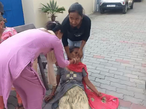बच्ची की मौत के बाद उसकी मां बेसुध हो गई।
