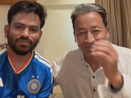 दीपके ने जलवायु कार्यकर्ता सोनम वांगचुक के साथ X पर वीडियो शेयर किया और लिखा- पुणे के लोगों, क्या आप प्रदर्शन के लिए तैयार हैं?