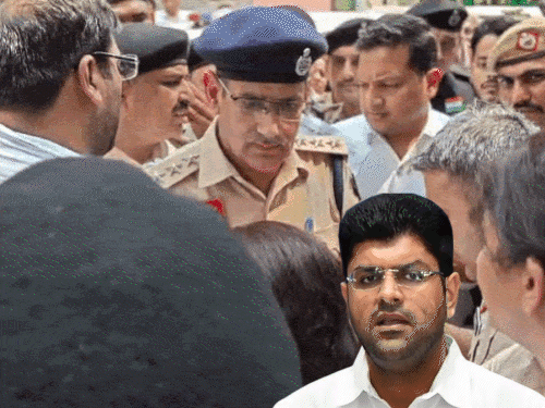 रोहतक में इनेलो विधायक अर्जुन चौटला और एसपी राजपुरोहित के बीच बहस का वीडियो। जिस पर इनेलो व जजपा में जंग छिड़ गई थी और दुष्यंत-सीआईए का विवाद गर्मा गया था। फाइल फोटो