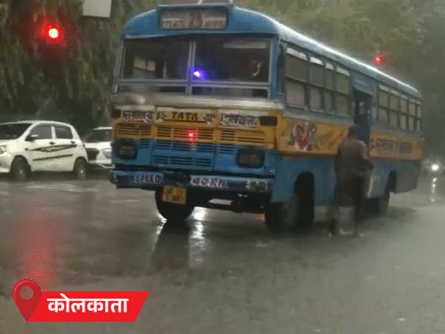 पश्चिम बंगालमधील कोलकाता येथे बुधवारी जोरदार पाऊस झाला.