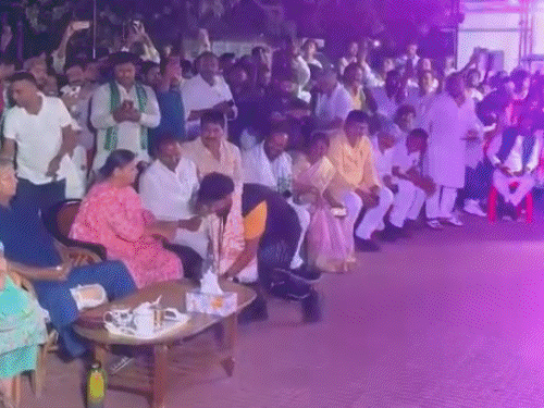 राबड़ी देवी ने अपने हाथों से हीरे का कंगन खोलकर गायक छोटू छलिया को गिफ्ट किया।