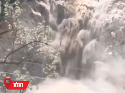 जम्मू-काश्मीरमधील डोडा जिल्ह्यात पावसानंतर भूस्खलन झाले.