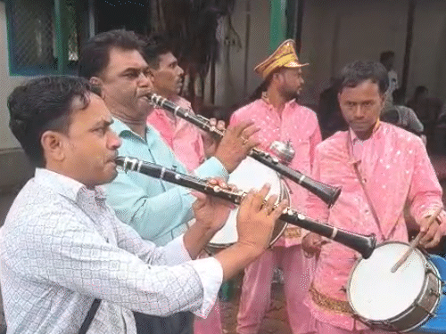 राबड़ी आवास के बाहर सुबह-सुबह कार्यकर्ता बैंड लेकर पहुंचे।