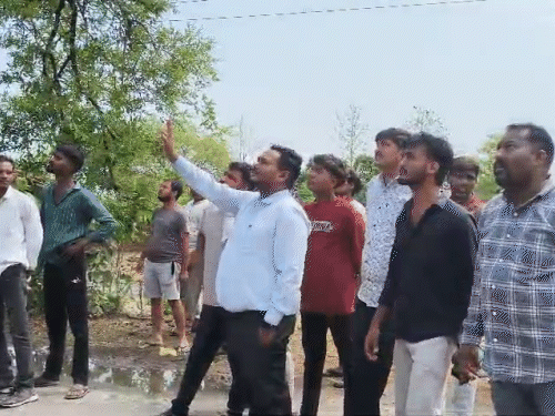 तहसीलदार ने मौके पर पहुंचकर युवकों को समझाइश दी।