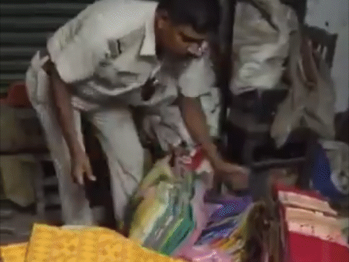 टीएमसी पार्षद बप्पादित्य दासगुप्ता की कार पर लोगों ने अंडे फेंके जब उन्हें कोर्ट ले जाया जा रहा था.