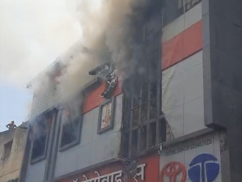 बिल्डिंग की तीसरी मंजिल तक पहुंची आग।