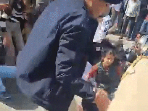 NEET पेपर मामले में शिमला के स्कैंडल प्वाइंट पर प्रदर्शन कर रहे SFI कार्यकर्ताओं को उठाते हुए पुलिस।