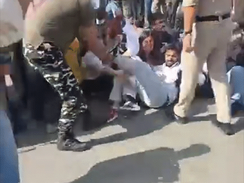 स्कैंडल प्वाइंट पर प्रदर्शन कर रहे SFI कार्यकर्ताओं को खदेड़ते हुए पुलिस।