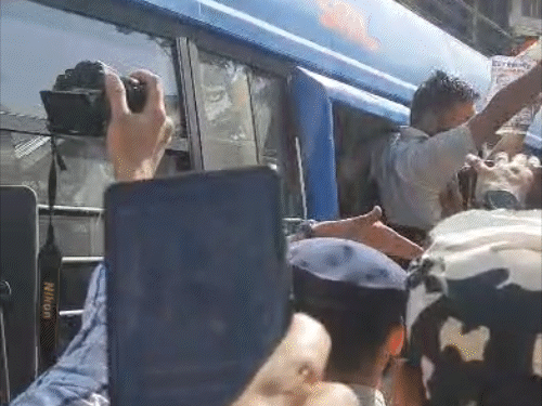 नीट पेपर मामले में प्रदर्शन करने वाले एसएफआई कार्यकर्ताओं को बसों में ले जाते हुए पुलिस।