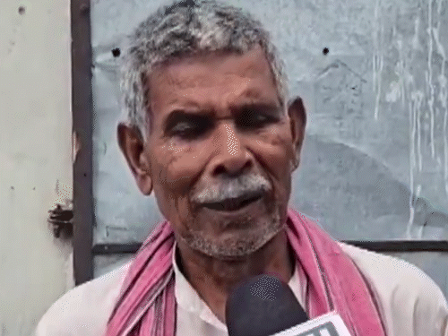 बात करते-करते शिवानंद के पिता रामजी चौरसिया रो पड़े.