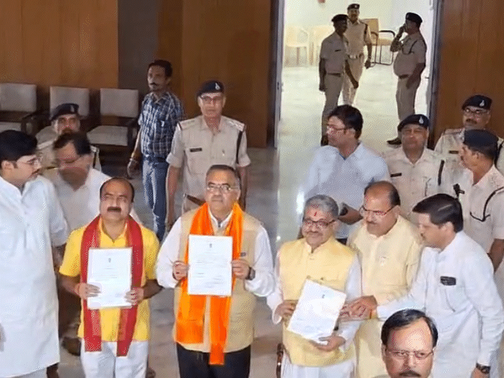 MP से नवनिर्वाचित राज्यसभा सांसदों ने अपना निर्वाचन प्रमाण पत्र दिखाया।