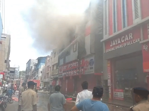 सुरक्षा के लिहाज से बैरिकेड्स लगाए गए थे, पुलिस फोर्स भी तैनात किया गया।