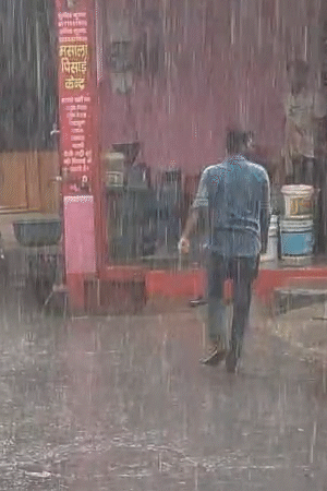 संभल में अचानक हुई बारिश में लोग सड़कों पर भीगते नजर आए।