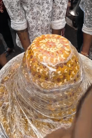 कार्यकर्ता लालू के जन्मदिन पर 79 किलो का केक लेकर राबड़ी आवास पहुंचे हैं।