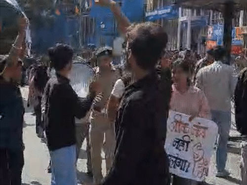 शिमला में नीट पेपर मामले में प्रदर्शन करते हुए SFI कार्यकर्ता।