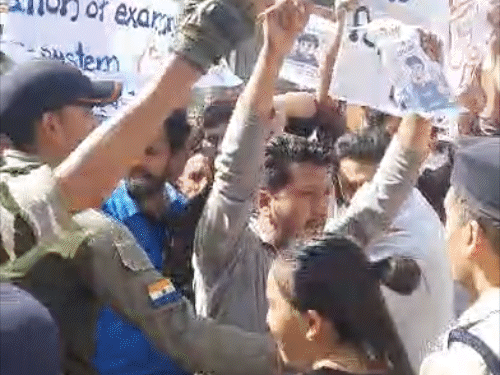 शिमला में प्रदर्शन करते हुए SFI कार्यकर्ता और उन्हें हटाने के प्रयास करते हुए पुलिस।