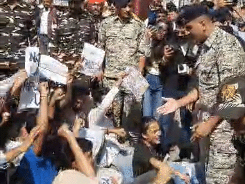 स्कैंडल प्वाइंट पर नीट पेपर मामले में प्रदर्शन करते हुए SFI कार्यकर्ता।