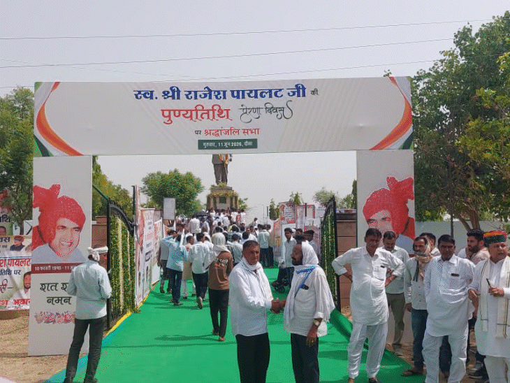 दौसा के भंडाना स्थित राजेश पायलट स्मृति स्मारक पर सर्व धर्म प्रार्थना सभा के लिए बड़ी संख्या में लोग पहुंचे थे।