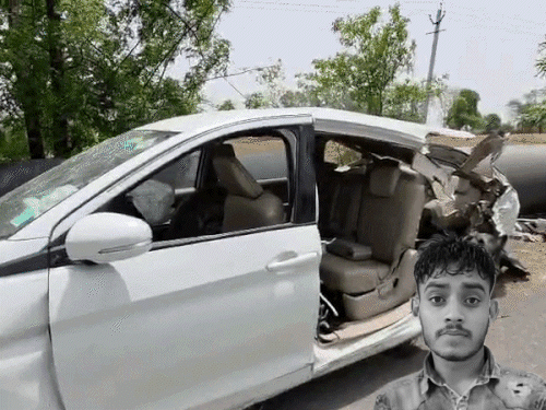 जींद में सड़क किनारे पड़े पाइपों से टकराने के बाद कार बुरी तरह क्षतिग्रस्त हो गई। इनसेट में मृतक दीपक की फाइल फोटो। - Dainik Bhaskar