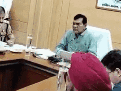 लखनऊ में विभाीय कामों की समीक्षा बैठक में ऊर्जा मंत्री एके शर्मा।