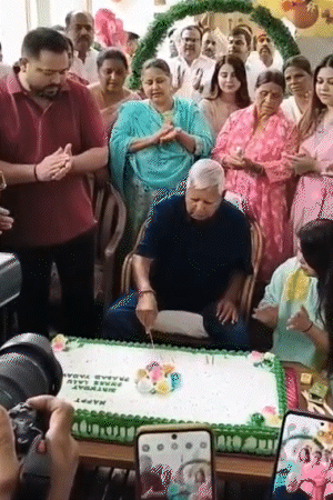 लालू यादव ने अपने जन्मदिन पर 79 पॉन्ड का केक काटा।