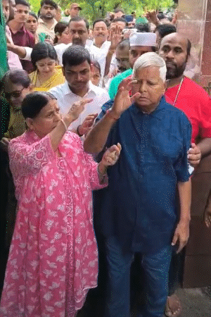 लालू यादव राबड़ी देवी का हाथ पकड़कर आवास से बाहर निकले और कार्यकर्ताओं से मुलाकात की।