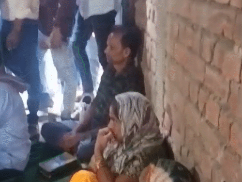 चंगाई सभा में गांव की महिलाएं और पुरुष शामिल हुए।