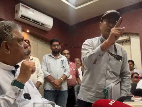 मंत्री ने कहा- हमें इतनी जानें बचाई। तब आप नहीं कहते।
