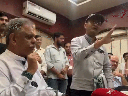 पूरी प्रेस कॉन्फ्रेंस में हंगामे की स्थिति रही।