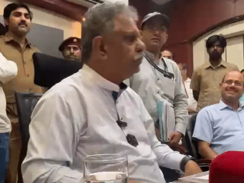 सवालों के जवाब देने मंत्री ने प्रिंसिपल को आगे कर दिया।