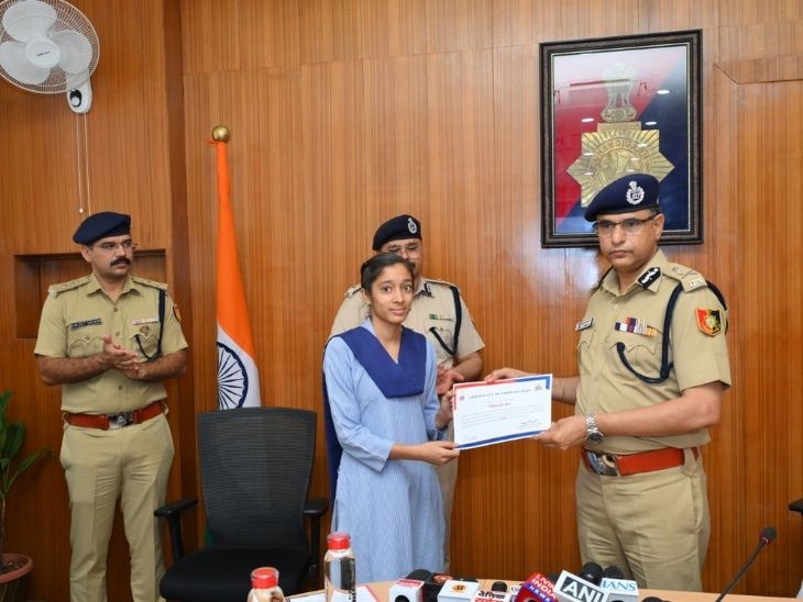 स्कूल के बच्चे को सर्टिफिकेट देते हुए चंडीगढ़ डीजीपी डॉ. सागर प्रीत हुड्डा।