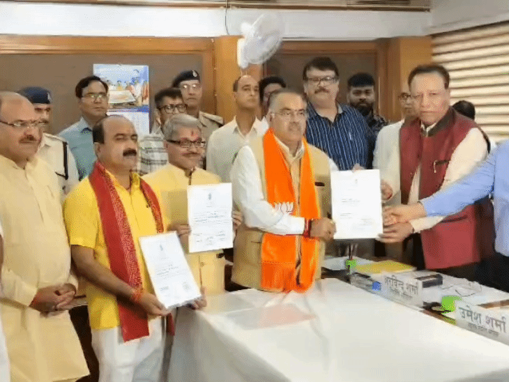 राजधानी में बीजेपी के तीनों उम्मीदवारों को रिटर्निंग ऑफिसर ने निर्वाचन प्रमाण पत्र दिया।